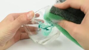 چگونه رنگ اکریلیک را از روی شیشه پاک کنیم